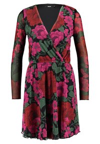 Schwarzes Blumenkleid mit langen durchsichtigen Ärmeln, tiefem V-Ausschnitt und elastischem Bund, geschmückt mit roten und rosa Blumen sowie grünen Blättern.