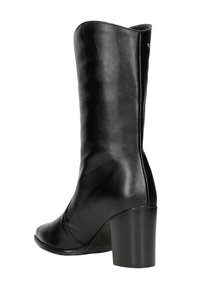 Czarne skórzane botki z wysoką cholewką, zaokrąglonym noskiem i solidnym obcasem. Gładka tekstura z minimalnym detalem szycia i elegancki design.