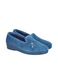 Zapatos azules de ante sin cordones con un tacón cuña bajo y detalle de bordado floral en la parte delantera, con un acabado suave y texturizado.