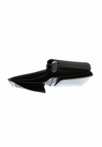 Portafoglio bifold nero in pelle aperto, che mostra più scomparti e una tasca porta monete con cerniera su sfondo bianco.