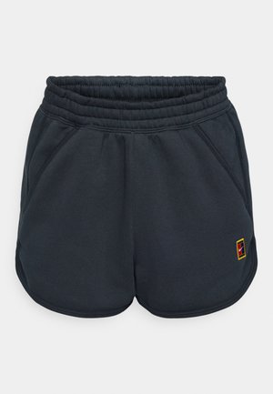 Shorts de sport gris foncé en tissu doux, dotés d'une taille élastique, de poches latérales et d'un petit logo multicolore au bas.