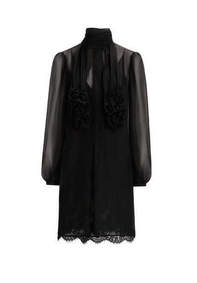Vestido de chiffón negro con mangas largas, cuello alto y acentos florales fruncidos en la parte delantera. Presenta un borde de encaje en el dobladillo.