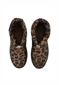 Botas de invierno con estampado de leopardo en material acolchado marrón y negro, con forma redonda, detalles en dorado y suelas texturizadas.