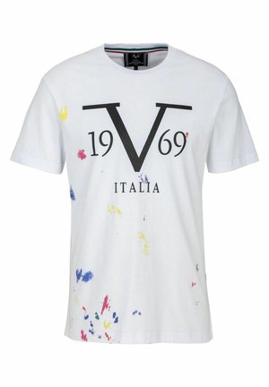 Biała koszulka z krótkim rękawem z dużym czarnym napisem "V 1969" i "ITALIA", ozdobiona wielokolorowymi plamami farby.