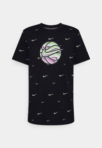 Sort bomulds-T-shirt med korte ærmer, der har en central logo med en basketball og flere små Nike Swoosh-mønstre.