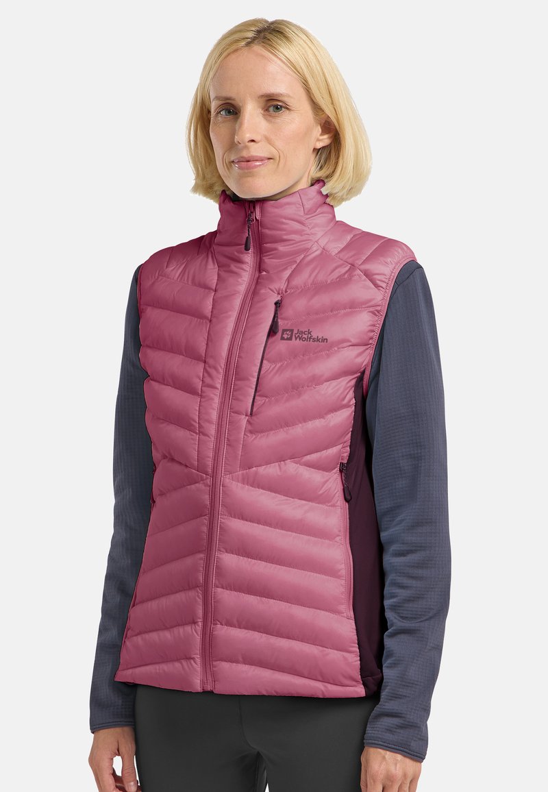 Gilet senza maniche isolato di colore rosa chiaro, con design trapuntato, due tasche con zip, colletto alto e un logo sulla parte sinistra del petto.
