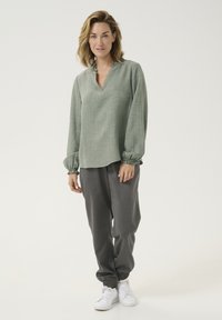 Kaffe Pluus - jungle green cc