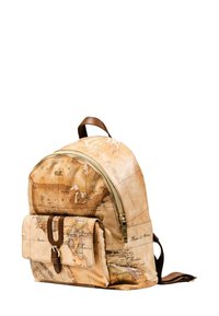 Brązowy plecak z nadrukiem mapy świata, zapinany na zamek, z przednią kieszenią z klamrą i regulowanymi ramiączkami. Wykonany z trwałego materiału.
