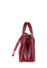 Borsa a mano in pelle rossa con doppi manici superiori e tracolla regolabile. Presenta una forma strutturata e una texture liscia e lucida.