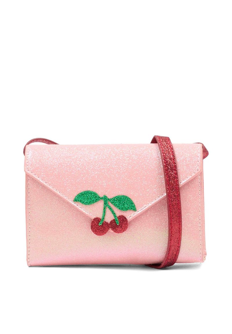 Brokatowa różowa torebka na ramię z klapką kopertową. Posiada wzór wiśni z zielonymi liśćmi oraz czerwony, brokatowy pasek.