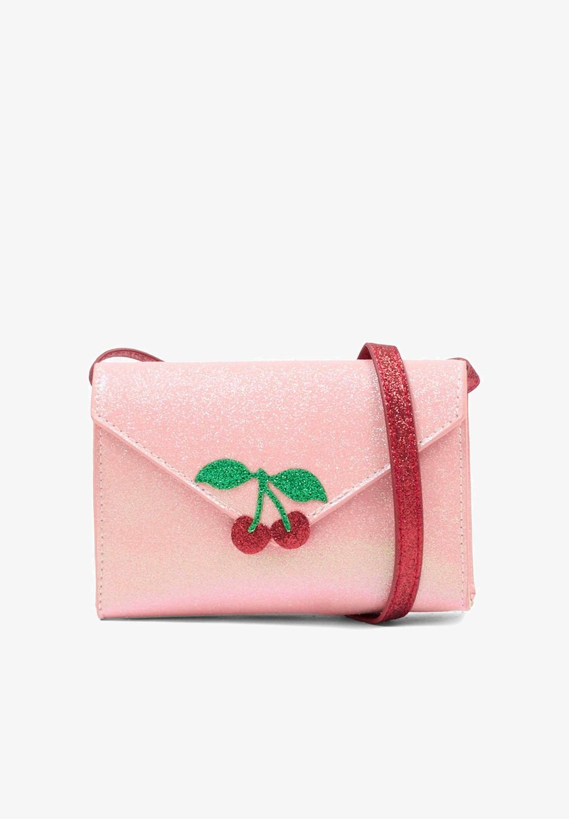 Brokatowa różowa torebka na ramię z klapką kopertową. Posiada wzór wiśni z zielonymi liśćmi oraz czerwony, brokatowy pasek.