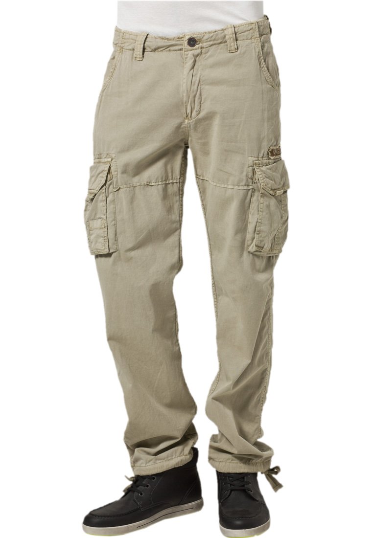 Beżowe spodnie cargo wykonane z bawełny. Posiadają kilka bocznych kieszeni oraz luźny krój. Wykończone podwiniętymi nogawkami i zapięciem na guzik.