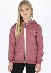 Körsbärs röd zip-up hoodie i melerad tyg, med en framficka, ribbade ärmslut och en logo på bröstet med grå detaljer.