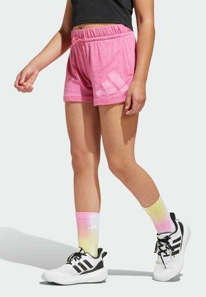 Rosa sportshorts med elastiskt midjeband och sidologotyp. Kombinerat med gradientstrumpor i rosa till gult och vita sportskor.