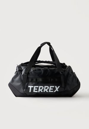 Sort Terrex duffel taske med dobbelte top-håndtag og stort hvidt logo foran, vist mod en ensfarvet lys baggrund.