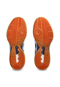Scarpe da corsa con suole in gomma arancione, caratterizzate da modelli di grip testurizzati e una tomaia blu navy con dettagli bianchi. Progettate per aderenza e comfort.