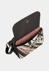 Borsa a tracolla nera e beige con motivo, dotata di chiusura a zip e a scatto. L'interno presenta un compartimento separato color bordeaux. Realizzata con materiali durevoli.