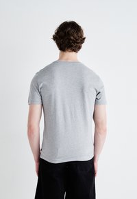 Levi's® GRAPHIC TEES 3 PACK - T-shirt basique - white/medium heather grey/dress blues