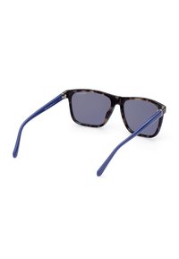 Zonnebril met een schildpadmotief montuur, blauwe plastic armen en grijze lenzen. Blokachtige vorm met een glanzende afwerking en accenten van zilver beslag.
