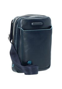 Navyleder Umhängetasche mit Reißverschluss, Vordertasche in hellblau eingefasst und einem verstellbaren Stoffgurt. Schlichtes rechteckiges Design.