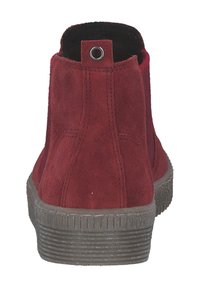 Bottine femme en cuir suédé rouge avec une semelle en caoutchouc texturée, dotée d'un talon rond et d'une petite languette à l'arrière pour un enfilage facile.
