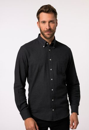 Camisa de botones de manga larga en gris oscuro, hecha de una tela texturizada; presenta un cuello, un bolsillo frontal y botones de color claro.