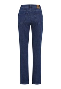 Jean en denim bleu foncé avec une coupe droite, deux poches arrière et une étiquette en cuir marron à la taille. Texture lisse.