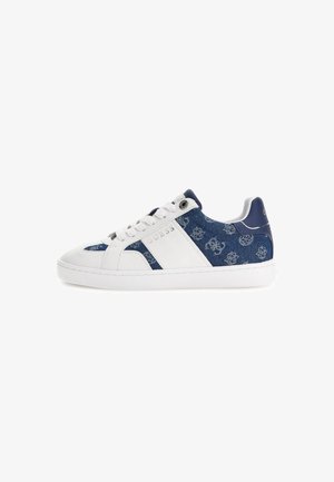 Sneakers con una punta in pelle bianca e corpo in denim blu con motivi logo, completati da una suola e lacci bianchi.