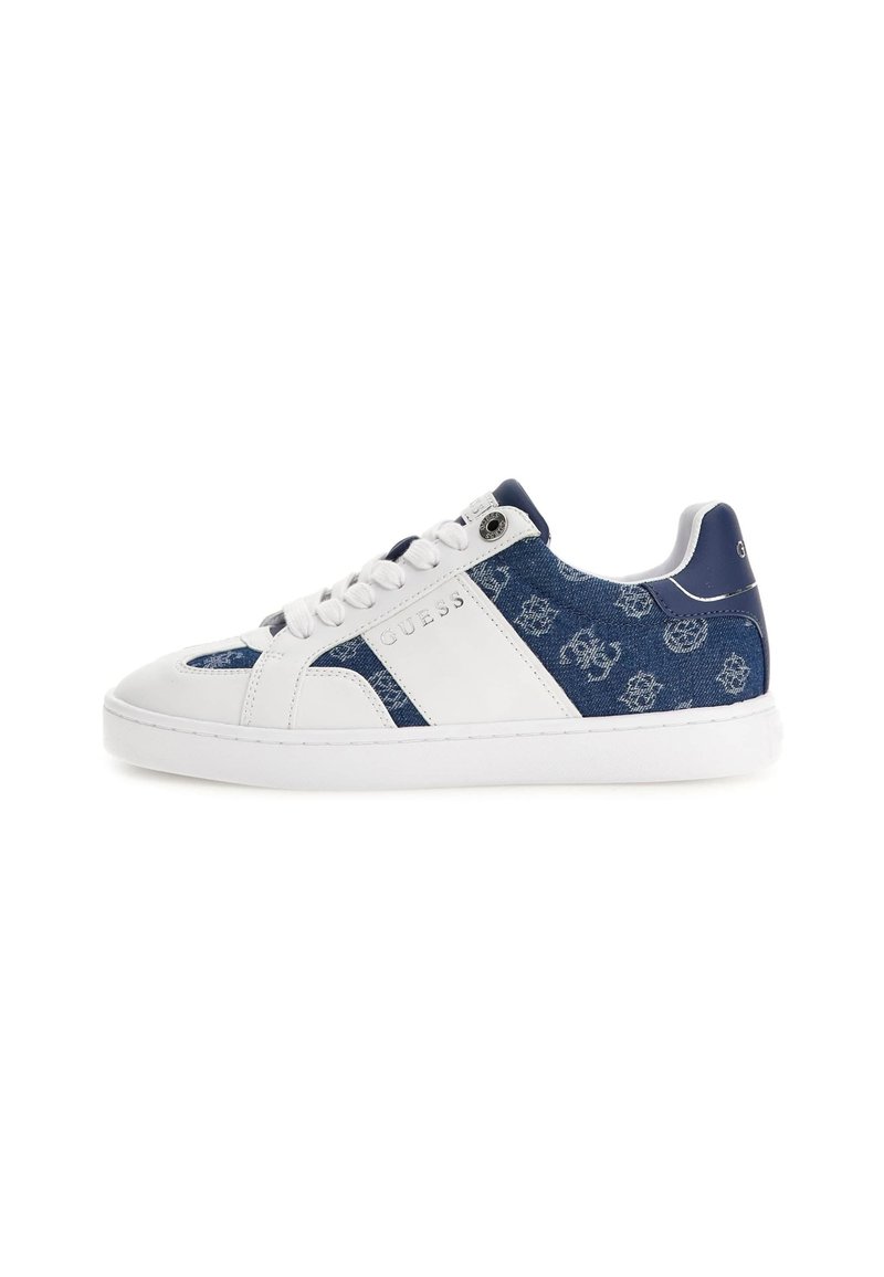 Sneakers med en vit lädertå och kropp i marinblå denim med logomönster, kompletterade med en vit gummisula och snören.