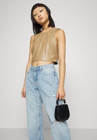 Gina Tricot Petite 90S LOW WAIST - Calças de ganga de corte relaxado - light blue