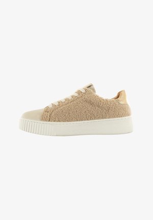 Beige sneaker met een fluffy textuur op het bovenwerk, afgewerkt met gladde leren details, een witte rubberen zool en een ronde vetersluiting.