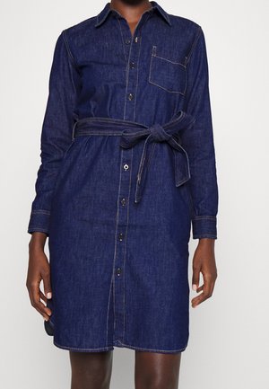 Donkerblauwe denim overhemdjurk met knopen aan de voorkant, borstzak, lange mouwen en een stoffen ceintuur die in de taille is gestrikt.