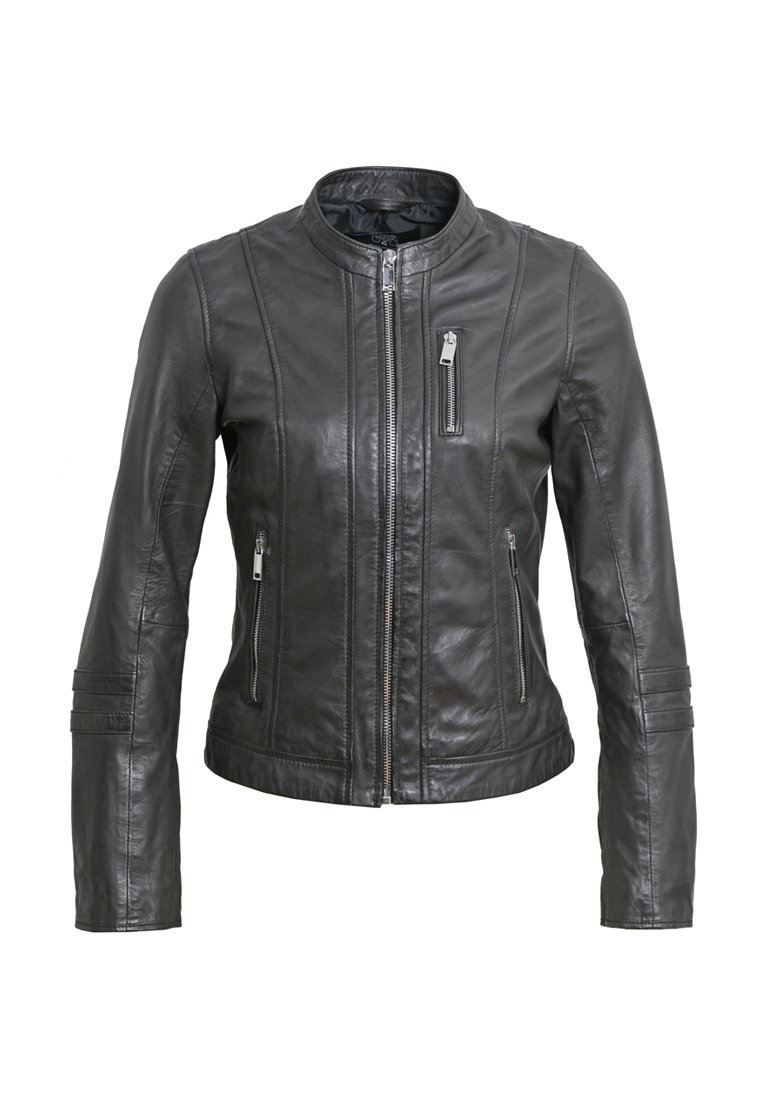 Czarna skórzana kurtka z okrągłym kołnierzem, zapinana na zamek z przodu oraz dwiema bocznymi kieszeniami. Posiada obszywane akcenty i teksturowane wykończenie.