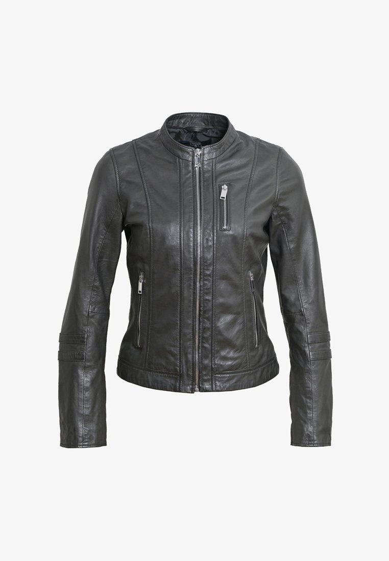 Czarna skórzana kurtka z okrągłym kołnierzem, zapinana na zamek z przodu oraz dwiema bocznymi kieszeniami. Posiada obszywane akcenty i teksturowane wykończenie.