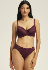 Bordowy stanik koronkowy i pasujące figi z misternymi wzorami kwiatowymi, regulowanymi ramiączkami i gładką fakturą.