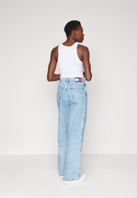Tommy Jeans CLAIRE - Brīva piegriezuma džinsi - denim light
