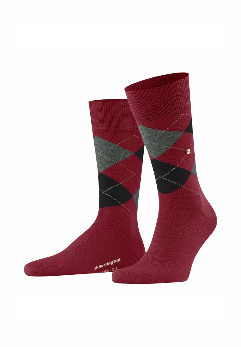 Coppia di calzini bordeaux a metà polpaccio con un motivo argyle grigio, nero e rosso e branding "Burlington" vicino alle dita.