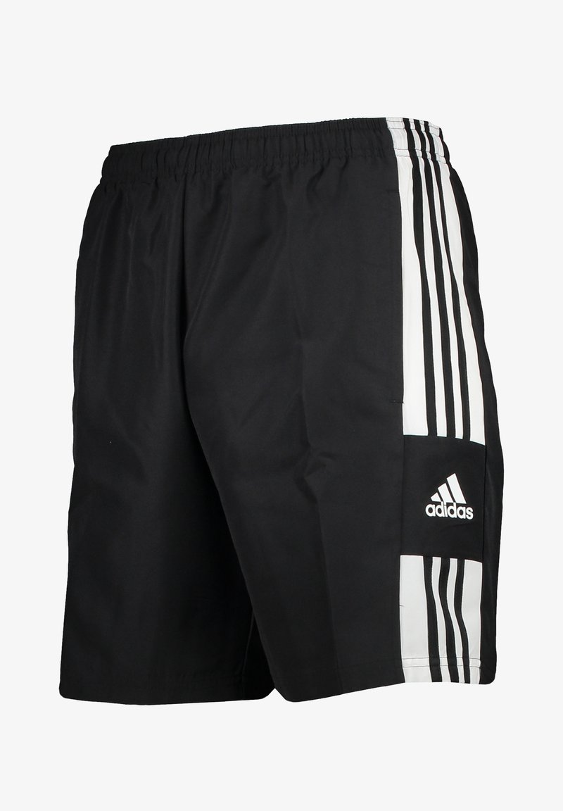 Shorts de sport noirs en tissu léger. Présentent trois bandes verticales blanches d'un côté et un logo Adidas dans le coin inférieur.