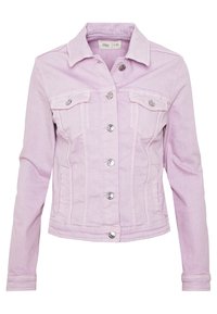 Chaqueta de mezclilla en color lila con cierre de botones, dos bolsillos en el pecho y bolsillos laterales. Presenta un cuello puntiagudo y costuras decorativas en las costuras.