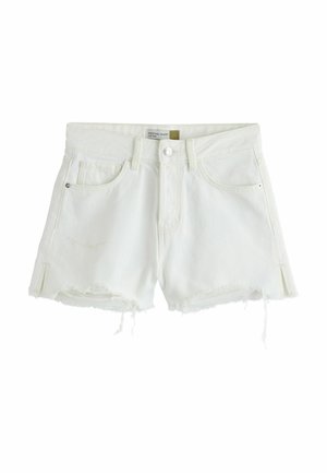 Weiße Denim-Shorts mit ausgefransten Säumen, Vordertaschen, Gürtelschlaufen und Knopfverschluss, beschriftet mit "Festival Short."