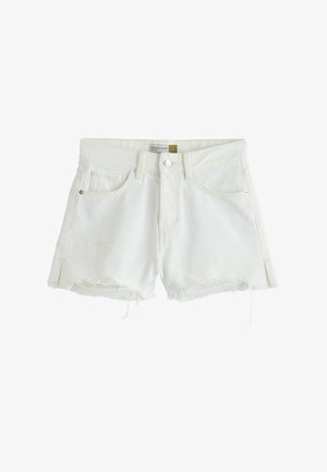 Weiße Denim-Shorts mit ausgefransten Säumen, Vordertaschen, Gürtelschlaufen und Knopfverschluss, beschriftet mit "Festival Short."