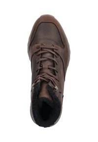 Bruine leren wandelschoen met een ronde neus, contrasterende stiksels, veters en een zachte zwarte fleece voering bij de kraag.