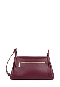 Borse a tracolla in pelle borgogna con una finitura texture, caratterizzata da una tasca con zip dorata sul fronte e un'unica tracolla.