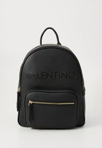 Sort ryggsekk i lær med avrundet form, preget "Valentino"-logo, glidelåser i gullfarge og en frontlomme. Har en topphåndtak.