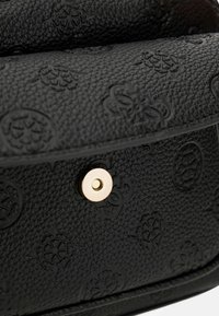 Borsa a tracolla in pelle nera con texture, caratterizzata da motivi a rilievo, una chiusura a pulsante dorato e rifiniture lisce lungo i bordi.