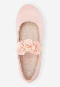 Lyserød balletflad lavet af blødt satin, med en glitrende indersål og et dekorativt bånd af lyserøde stofblomster foran.