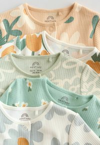 Patru bluze pentru copii din material moale, cu textură de rib, dintre care două au imprimeuri florale în nuanțe pastelate de portocaliu și verde, una este uni în nuanță de verde mint, iar cealaltă este albă cu flori gri.