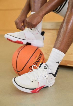 JORDAN ONE TAKE 5 - Basketballsko - white/university red/black