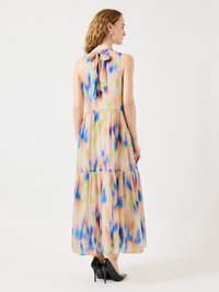 Μάξι φόρεμα από ελαφρύ ύφασμα με πολύχρωμο μοτίβο tie-dye σε αποχρώσεις του μπλε, ροζ και πράσινου; με λουλούδι δέσιμο στην πλάτη.