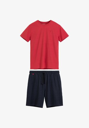 Czerwona koszulka z krótkim rękawem i okrągłym dekoltem, zestawiona z granatowymi szortami ze sznurkiem i małym biało-czerwonym wzorem.